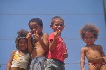 Grupo de meninos nos saudam, na Transamazônica - PA